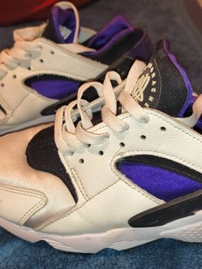 Nike Women's White and Purple Athletic Sneakers